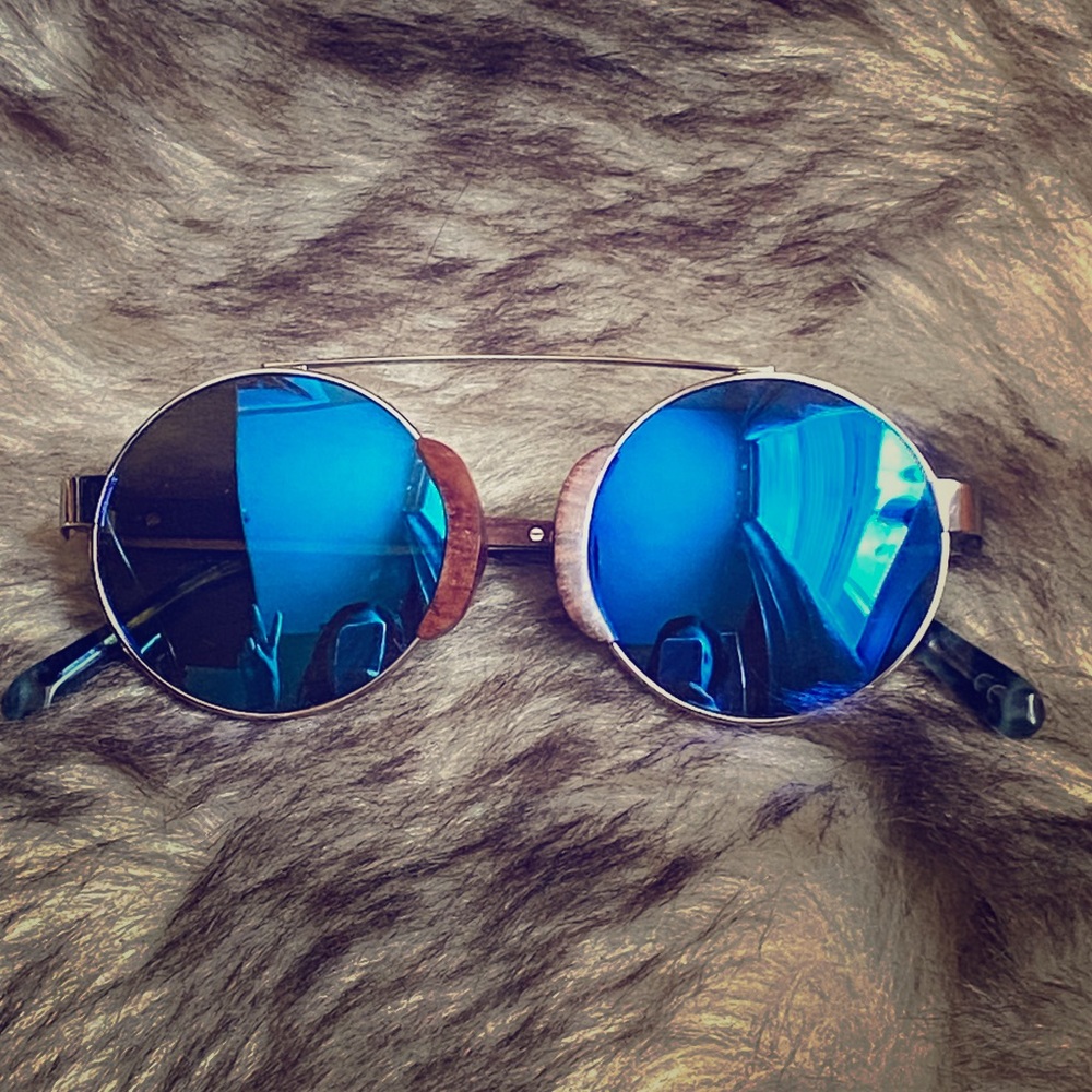 NWOPT!Comes with a cloth case 1 pair of sunnies 🌞